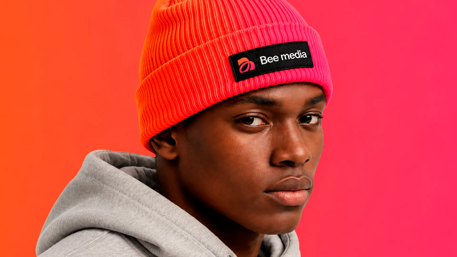 Jovem com gorro laranja da Bee Media