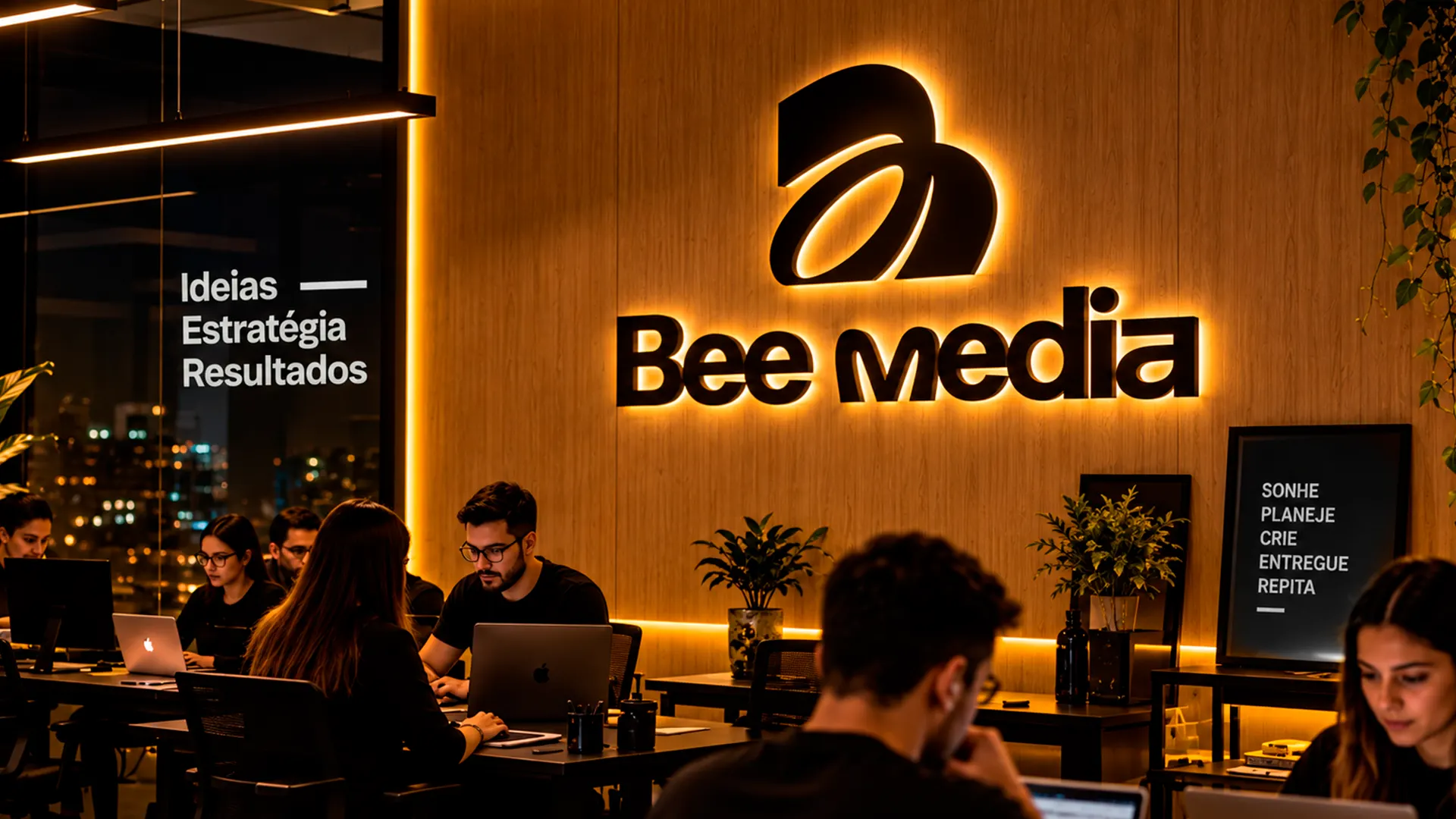 Escritório da Bee Media com o letreiro da marca